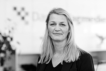Jane Isbach : Kommerciel direktør